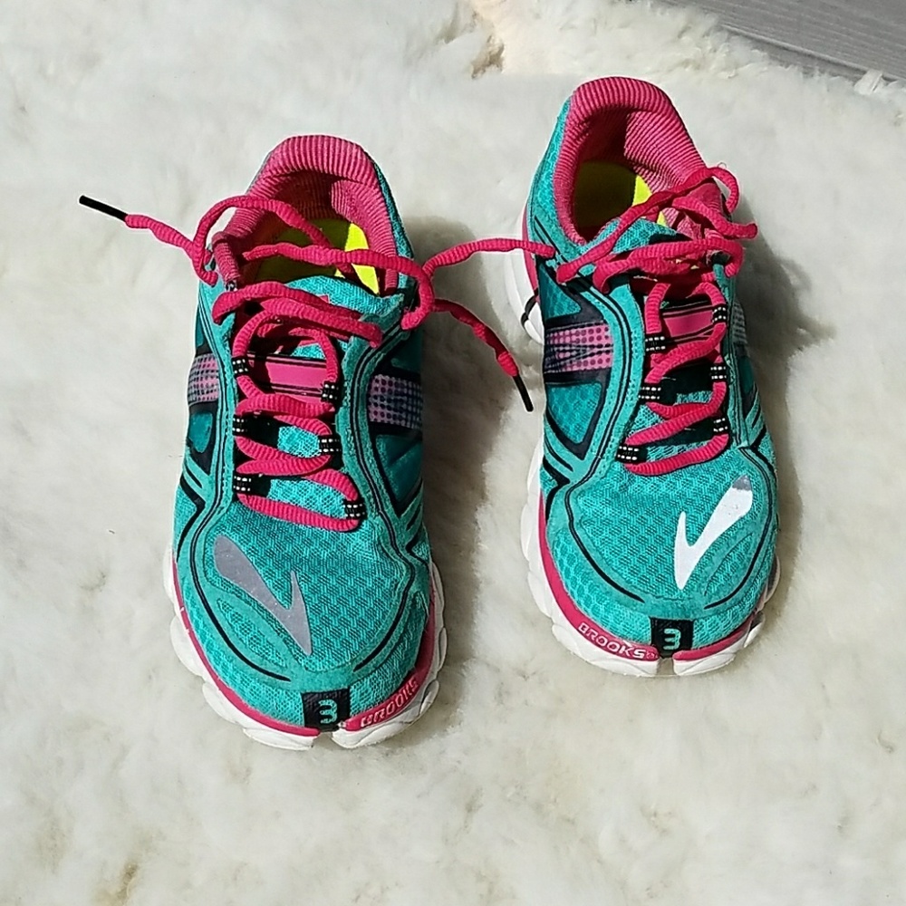 Brooks running tennis shoes